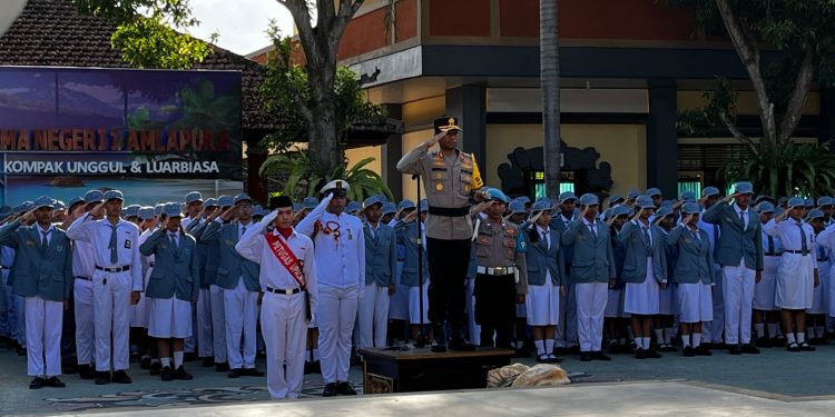 Kasat Binmas Dampingi Kapolres Karangasem Giat Goes To Schol Di SMAN 1 AMLAPURA