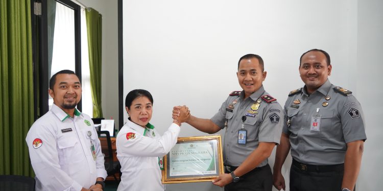 SIAP MENDUKUNG PENYELENGGARAAN HAJI 1446 H/2025 M, IMIGRASI SINGARAJA GELAR LAYANAN EAZY PASSPORT