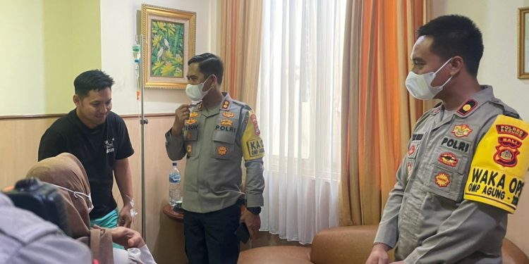 Implementasikan Program “SAGITA dan RESPEK” Kapolres Badung AKBP Teguh Jenguk Personel Yang Sakit