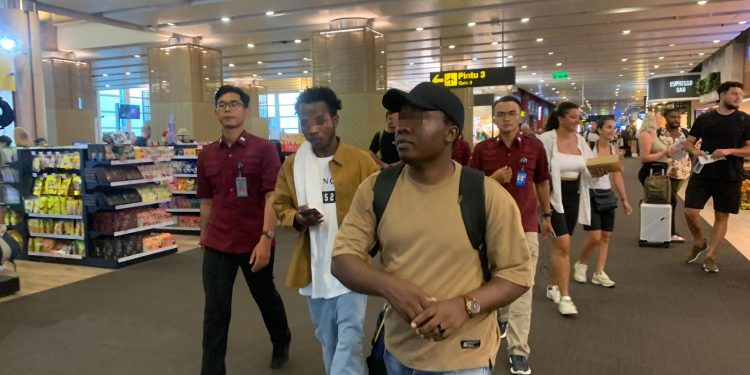 Dari Kasus Overstay Hingga Lakukan Aksi Penipuan Online, 2 Pria Nigeria Dideportasi Rudenim Denpasar