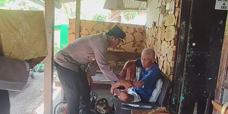 Kapolsek Rendang Serahkan Bantuan Sosial Kepada Warga Di Dusun Belatung Desa Menanga