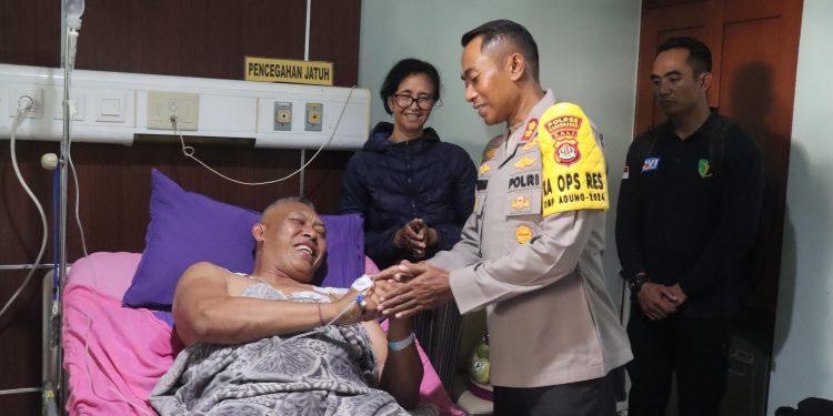 Wujud Perhatian Pimpinan, Kapolres Karangasem Jenguk Kapolsek Selat