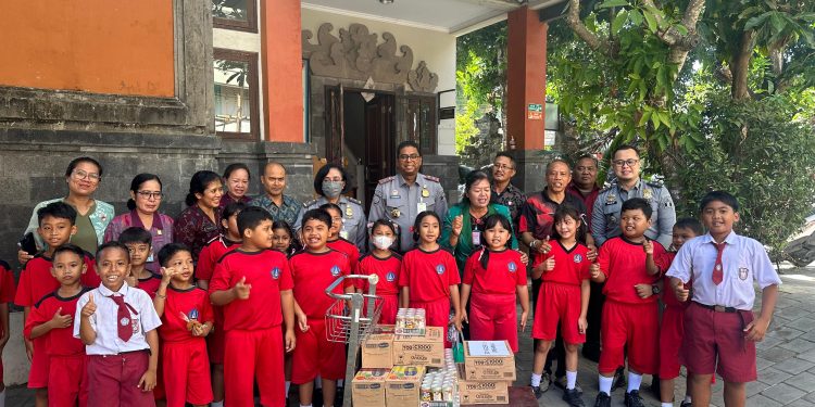 DUKUNG PROGRAM ASTA CITA,KEMENKUMHAM BALI BAGIKAN VITAMIN DAN SUSU KE SEKOLAH