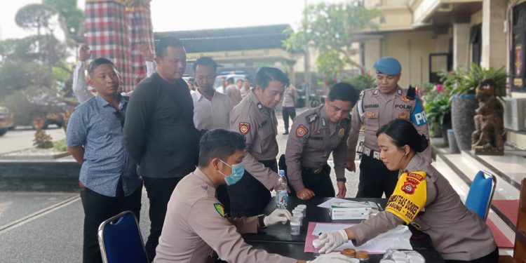 Usai Apel, Mendadak Puluhan Personel Polres Badung Dicek Urine