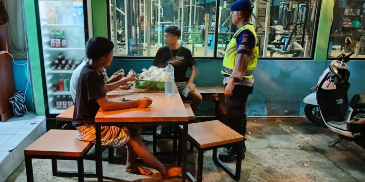 Wujudkan Pemilu Damai 2024, Satuan Polairud Blue Light Patrol Dialogis Di Obyek Wisata Candidasa