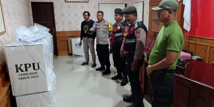 Logistik Pilkada Tiba Di Desa/Kelurahan, Polsek Abiansemal Masifkan Patroli Biru