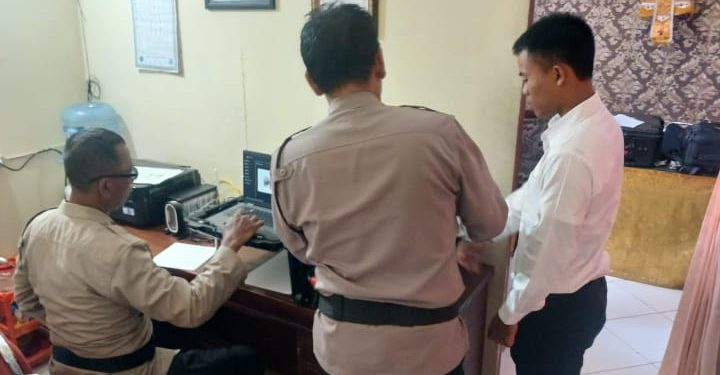 Pelayanan Sidik Jari Guna Penerbitan SKCK Yang Dilaksanakan Personel Urident Sat Reskrim Polres Karangasem