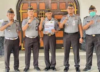 Nur Bambang KaLapas Pamekasan Lakukan Penyematan Tanda Pengabdian