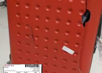 Karena kurang Hati-Hatinya Dan  Kecerobohan Pegawai Bandara Yang Mengurusi Koper Bagasi,Barang  Bawaan Penumpang Pesawat Terbang Pecah