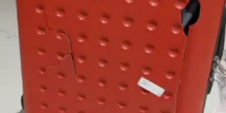 Karena kurang Hati-Hatinya Dan  Kecerobohan Pegawai Bandara Yang Mengurusi Koper Bagasi,Barang  Bawaan Penumpang Pesawat Terbang Pecah