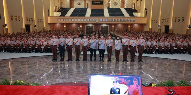 Kadivhumas Berikan Pin Brivet Kepada 10 Taruna Akpol Dengan Nilai Sertifikasi Kehumasan Terbaik