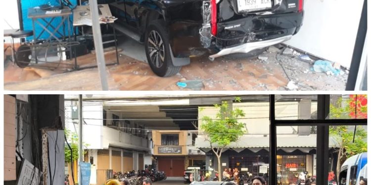 Mobil Pajero Hitam Menghantam Ruko Cido Printing Dijalan Klampis Jaya Surabaya