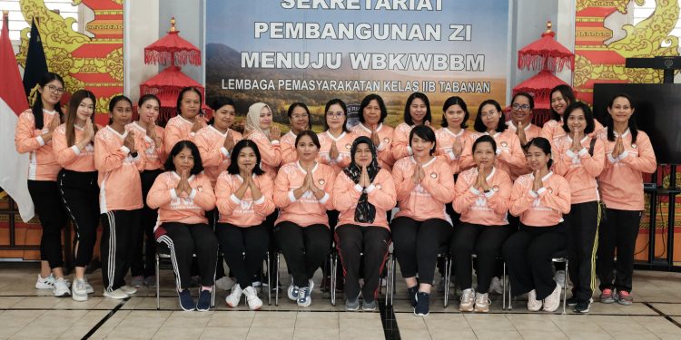 Jelang Piodalan Pura Swagina Lapas Tabanan, Aggota DWP Latihan Tari Rejang