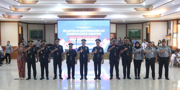 Lantik 3 Pejabat Administrasi Dan 2 Pejabat Fungsional, Kakanwil Kemenkum Bali Ingatkan Tingkatkan Kompetensi Wujudkan Pelayanan Prima