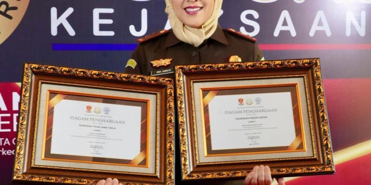 Kejati Jatim Raih Penghargaan Terbaik Penampilan Video Restorative Justice Dan Paduan Suara Mars Jampidum