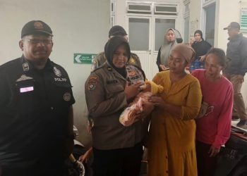 Bayi Laki-Laki Ditemukan Ditimbunan Barang-Barang Bekas Di Jalan  Gununganyar Timur Surabaya