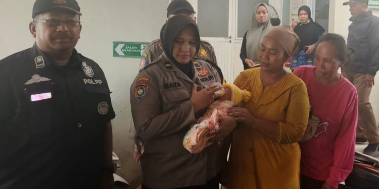 Bayi Laki-Laki Ditemukan Ditimbunan Barang-Barang Bekas Di Jalan Gununganyar Timur Surabaya