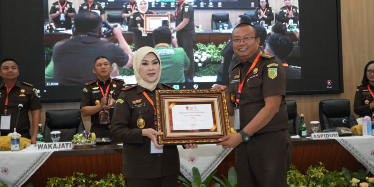 Kajati Jatim Buka Acara Penyampaian Hasil Rakernas Kejaksaan Tahun 2025 di Wilayah Kejati Jatim