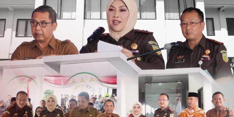 Kajati Jatim Mia Amiati Resmikan Gedung PTSP pada Kantor Kejari Kabupaten Madiun