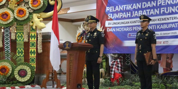 KAKANWIL KEMENKUM BALI LANTIK 8 PEJABAT FUNGSIONAL DAN 1 NOTARIS PENGGANTI : TEGASKAN KOMITMEN PADA PELAYANAN PUBLIK BERKUALITAS