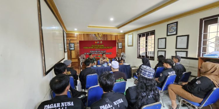 Kapolsek Pacet Jalin Silaturahmi Dengan Perguruan Silat : Upaya Menjaga Keamanan dan kenyamanan warga Di Wilayah Kecamatan Pacet
