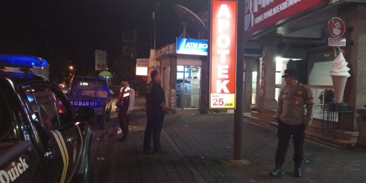 Patroli Biru Polsek Mengwi Sambangi Kompleks Pertokoan Jalur Utama
