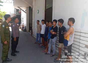 Bhabinkamtibmas Kuta Sambangi Perusahaan Laundry Warga Sumba, Himbau Warga Taat Hukum Dan Ciptakan Keamanan