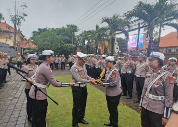 Personel Ditlantas Polda Bali Terima Reward Officer of The Week