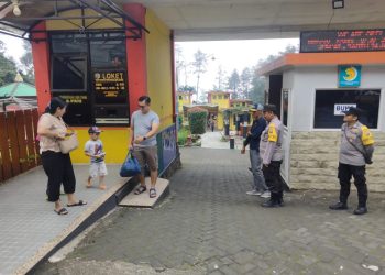Polsek pacet Berpatroli di Obyek Wisata Air Panas Padusan, untuk berikan Himbauan Keselamatan Pada Pengunjung