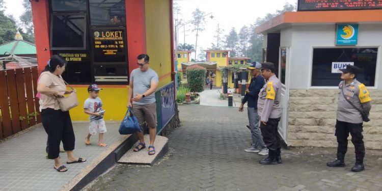 Polsek pacet Berpatroli di Obyek Wisata Air Panas Padusan, untuk berikan Himbauan Keselamatan Pada Pengunjung