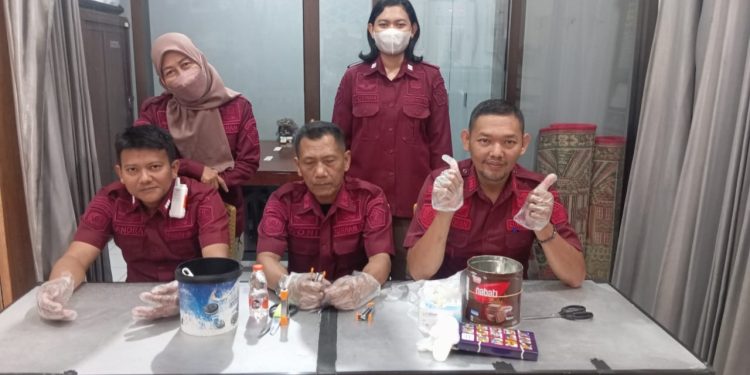 TIDAK INGIN BARANG TERLARANG MASUK LAPAS MOJOKERTO, TIM PEMERIKSA KUNJUNGAN INTENSIFKAN PEMERIKSAAN BARANG BAWAAN DENGAN DETAIL