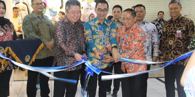 ADA PRODUK KARYA WARGA BINAAN DI PASAR BARU BANDUNG! SESDITJENPAS RESMIKAN TOKO POJOK HASIL KARYA WBP
