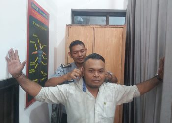 Tingkatkan Keamanan di dalam Lapas Mojokerto Petugas Lakukan Penggeledahan Badan