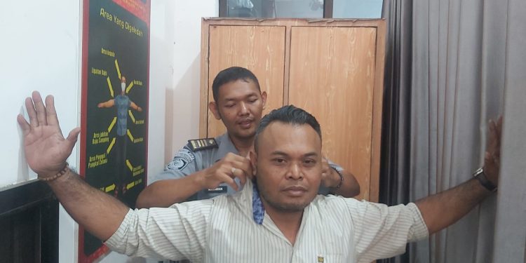 Tingkatkan Keamanan di dalam Lapas Mojokerto Petugas Lakukan Penggeledahan Badan