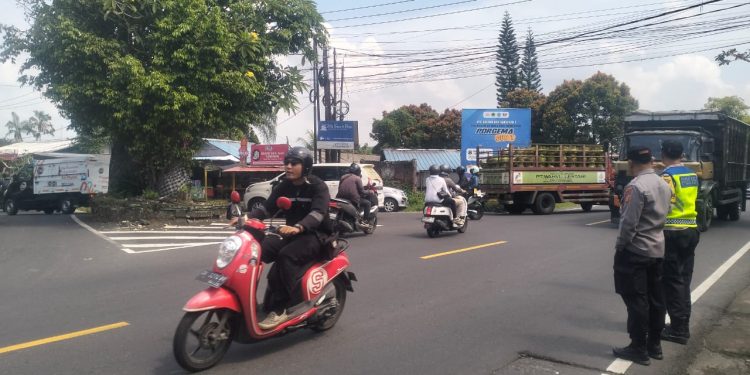 Kapolsek Mengwi Pantau Situasi Arus Lalulintas Di Simpang Wiros
