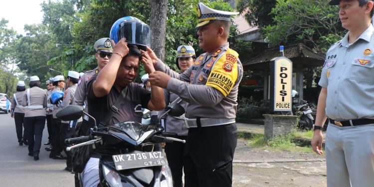 HELM GRATIS DARI POLRI UNTUK MASYARAKAT