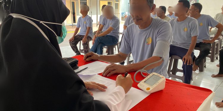 Jaga Kesehatan dan Kualitas Hidup Warga Binaan Lapas Mojokerto Gelar Posbindu Lansia