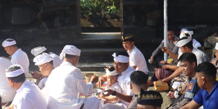 Harmonisasi Tradisi Dan Tugas, Wakapolres Kompol Made Prama Hadiri Sembahyang Tumpek Landep