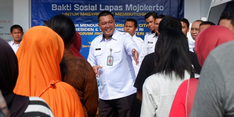 Dukung Asta Cita Presiden dan 13 Program Akselerasi Menteri Imigrasi dan Pemasyarakatan, Kalapas Mojokerto Gelar Bakti Sosial untuk Keluarga Warga Binaan Yang Membutuhkan