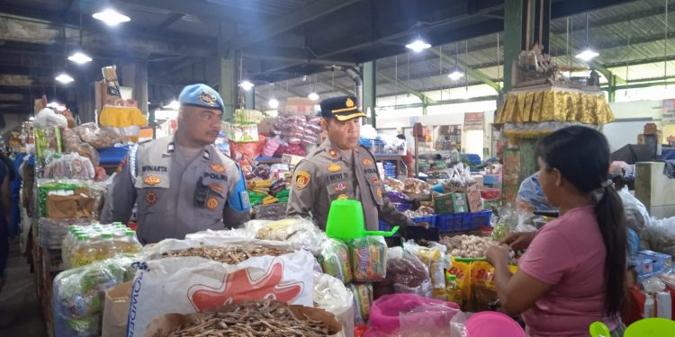 Kapolsek Mengwi Cek  Harga Kebutuhan Bapokting Dalam Menyambut Hari Raya Idul Fitri 1446 H Serta Hari Raya Nyepi Tahun Caka 1946