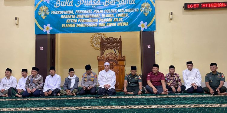 KEBERSAMAAN DI BULAN RAMADAN KALAPAS MOJOKERTO BUKA PUASA BERSAMA FORKOPIMDA DAN PERSONEL POLRES MOJOKERTO