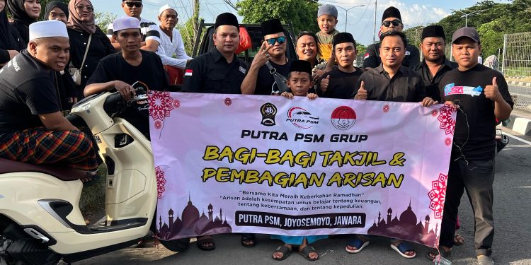 Putra psm, joyosemoyo Dan Ormas Jawara Berbagi 1200 Bungkus Takjil Di Pintu masuk Gerbang Jembatan Suramadu