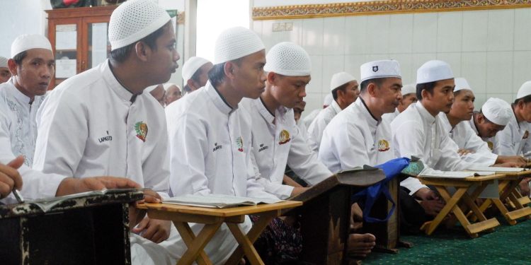 Semangat Menggali Ilmu: Warga Binaan Lapas Mojokerto Khusyuk Ikuti Pengajian Tafsir Al Ibriz