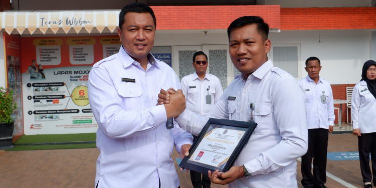 Gagalkan Penyelundupan Uang Palsu, Pegawai Lapas Mojokerto Terima Penghargaan dari Kalapas