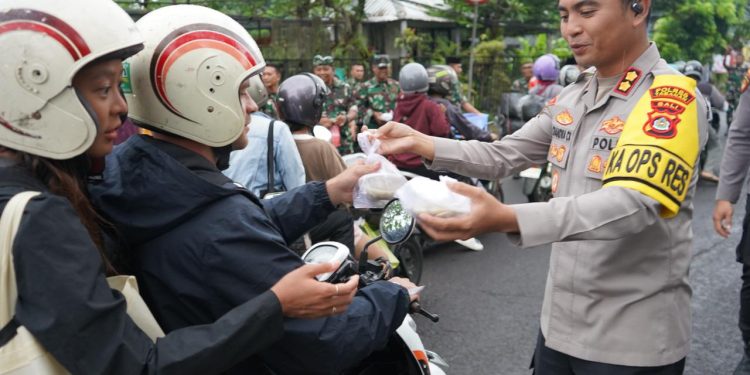 Kapolres Tabanan Bersama TNI dan Petugas Arus Mudik Berbagi Takjil Di Pos Terpadu Adipura