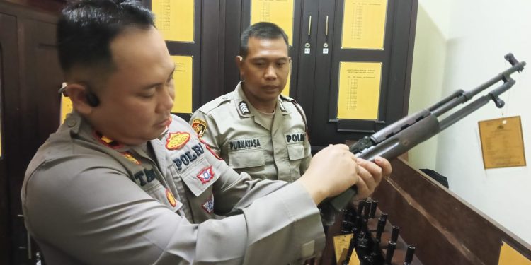 Pastikan Kondisi Gudang Dan Senjata Api Aman, Wakapolres Kompol Taufan Lakukan Sidak