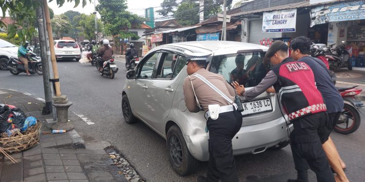 Beri Pelayanan Prima, Anggota Lantas Bantu Dorong Mobil Mogok