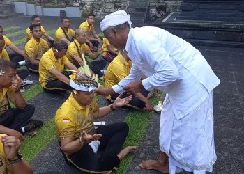 Puranama Kedasa Polsek Mengwi Laksanakan Sembahyang Bersama