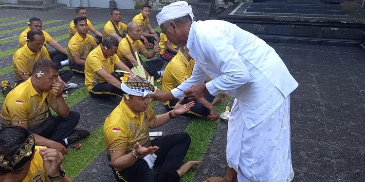 Puranama Kedasa Polsek Mengwi Laksanakan Sembahyang Bersama