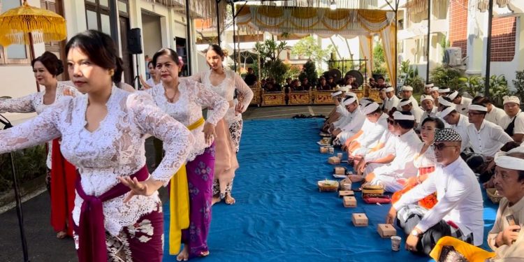 Peringatan Piodalan di Pura Padmasana, Kakanwil Kemenkum Bali: Momentum Perkuat Tri Hita Karana